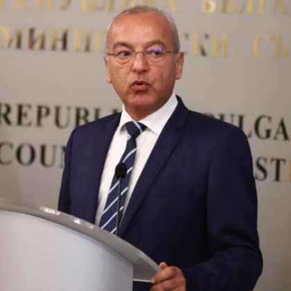 Служебният министър председател Гълъб Донев е претърпял операция на коляното това