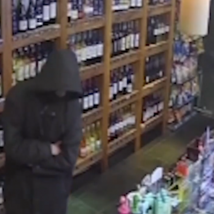 Маскиран крадец с газов пистолет обра магазин в Кърджали Той