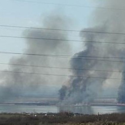 Пожар избухна в бургаския квартал Горно Езерово Горят сухи треви