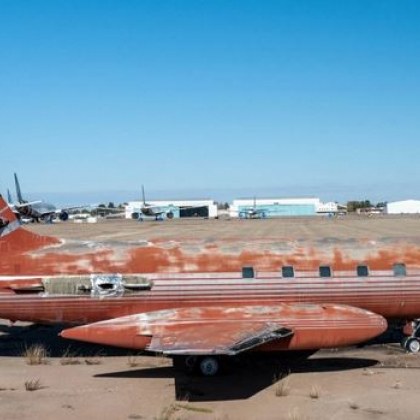 Продадоха изоставен самолет принадлежал на Елвис Пресли за цели £216 000