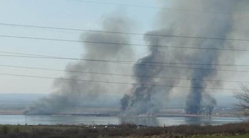 Пожар избухна в бургаския квартал “Горно Езерово. Горят сухи треви