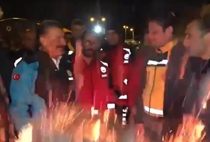 Пламъци избухнаха под краката на здравния министър на Турция ВИДЕО