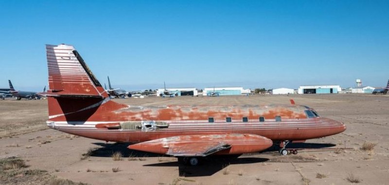 Продадоха изоставен самолет, принадлежал на Елвис Пресли, за цели £216,000.