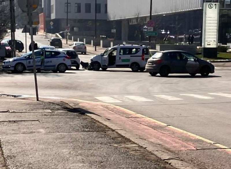 Коли се сблъснаха до пешеходна пътека СНИМКИ