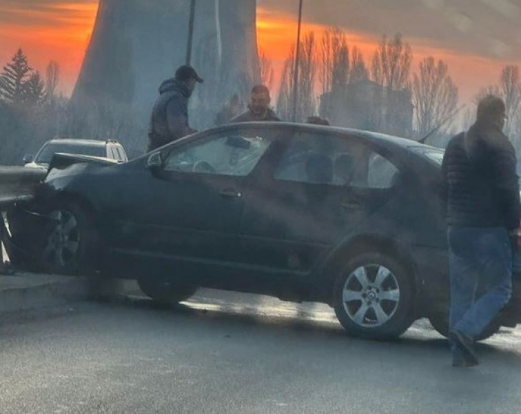 Пътен инцидент стананал днес в София.Кола се е ударила в