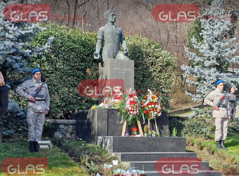 Стотици деца се поклониха пред паметника на Васил Левски след