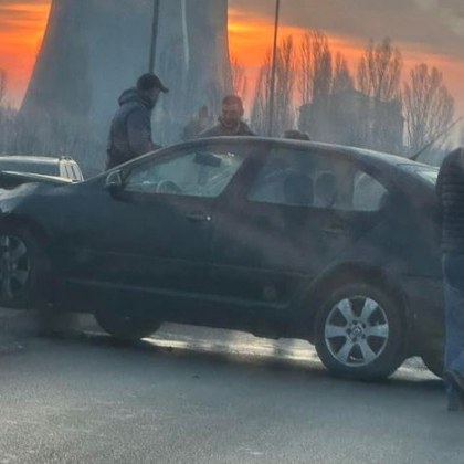 Пътен инцидент стананал днес в София Кола се е ударила в