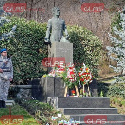 Стотици деца се поклониха пред паметника на Васил Левски след