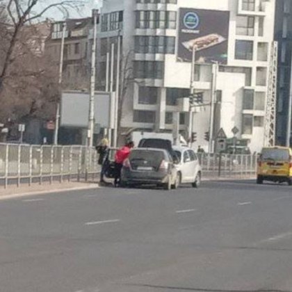 Нелепа ситуация на оживен булевард в Пловдив Две коли са с