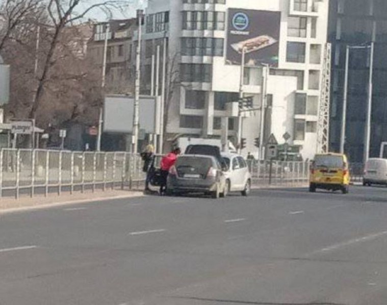 Нелепа ситуация на оживен булевард в Пловдив.Две коли са с
