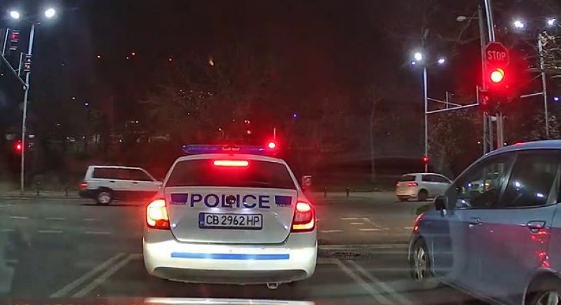 Карма: Шофьор в Пловдив мина смело на червено, но пред патрулка ВИДЕО