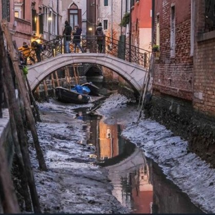 Венеция отчита необичайно ниско ниво на водата Движението по по малките