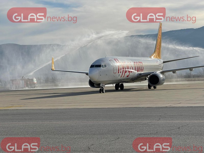 Първият полет Истанбул-Пловдив е факт, посрещнаха самолета с водна дъга СНИМКИ