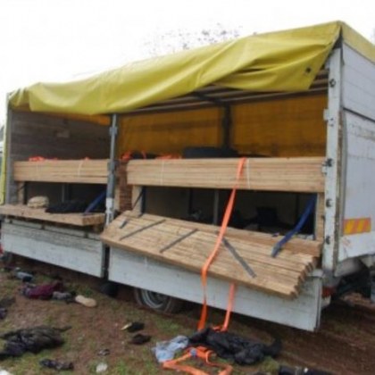 След като 18 мигранти бяха намерени мъртви в камион край