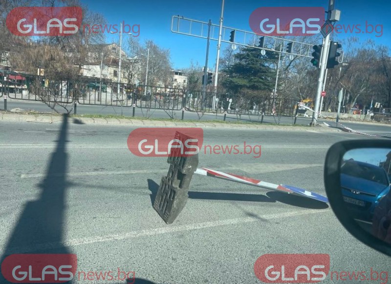 Хаос на гарата в Пловдив! Изпопадали знаци създават опасност на пътя СНИМКИ