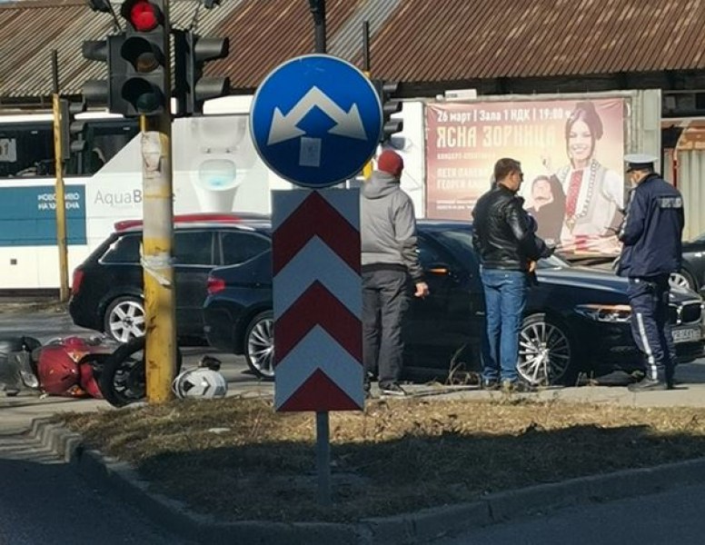 Блъснаха се кола и скутер СНИМКА