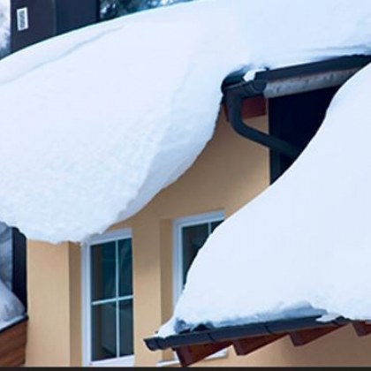 Сняг от покрив на заведение в Пампорово се стовари върху