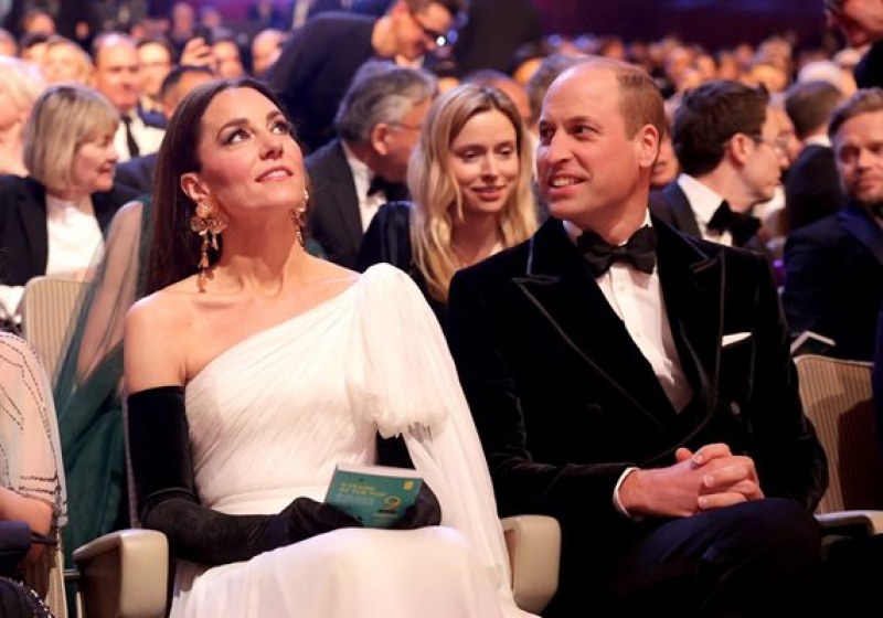 Неочаквано! Кейт шляпна Уилям отзад на награди БАФТА  ВИДЕО