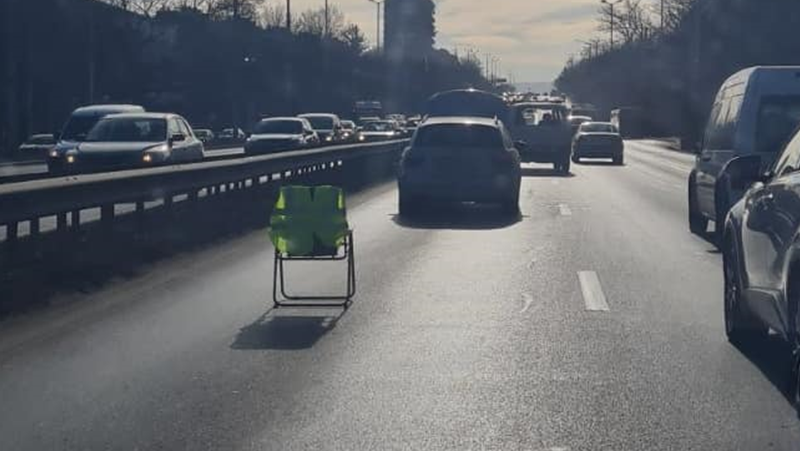 BMW аварира в София, шофьорът постави стол вместо триъгълник СНИМКИ