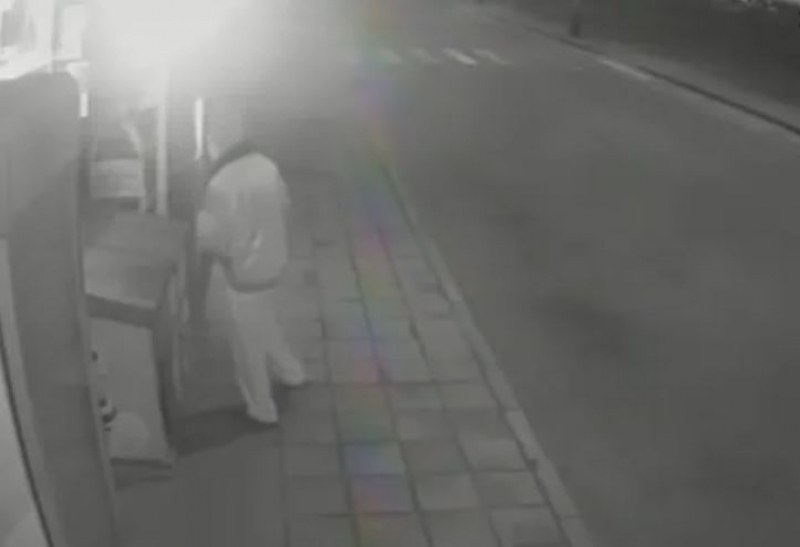 Мъж разби стъкло на магазин, взе си бутилки алкохол