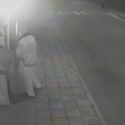 Мъж разби стъкло на магазин, взе си бутилки алкохол