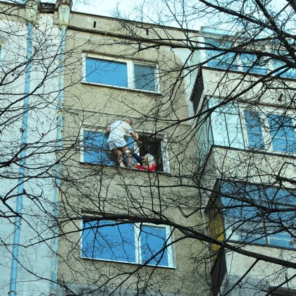 Мъж заплаши, че ще се хвърли от прозореца! Полицаи го спират СНИМКИ