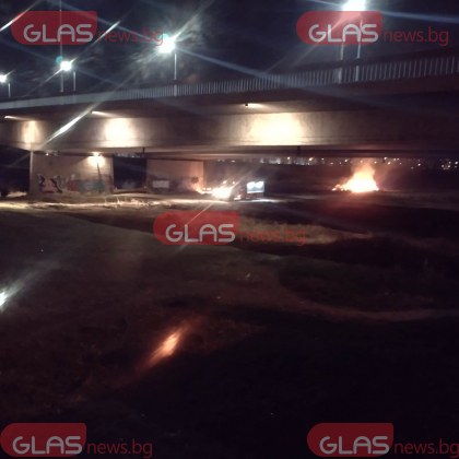 Пожар гори в коритото на река Марица под моста на