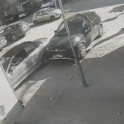 Нередна ситуация се разигра в Пловдив Шофьор блъсна паркирана кола