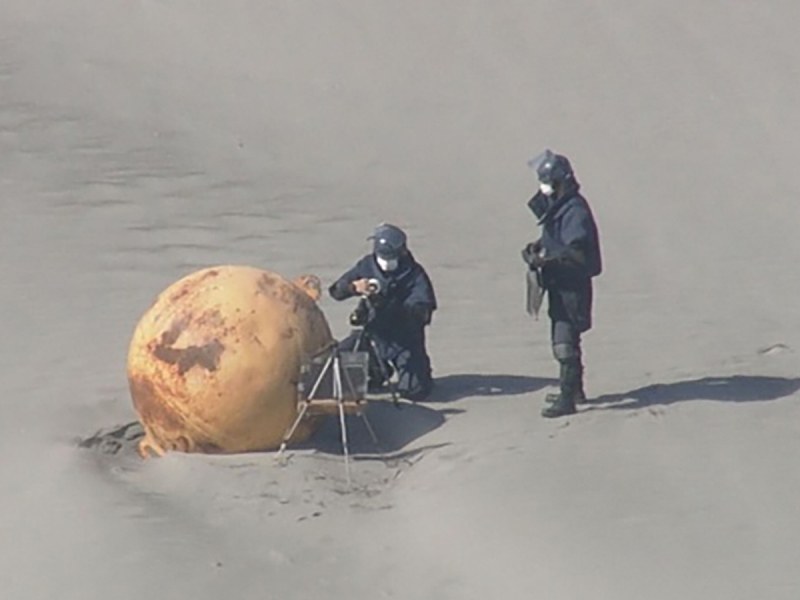 Подозрителна топка с диаметър 1,5 м се появи край бреговете на Япония ВИДЕО