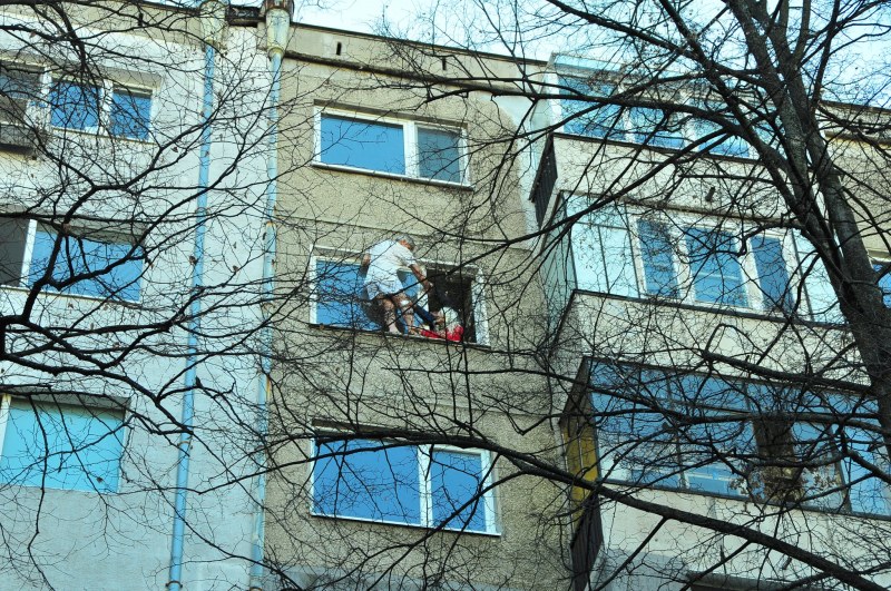Приключи драмата с мъжа, който искаше да скочи от 7-мия етаж