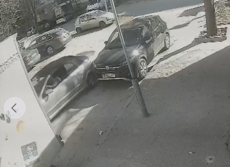 Шофьор блъсна паркиран джип, побърза да избяга ВИДЕО