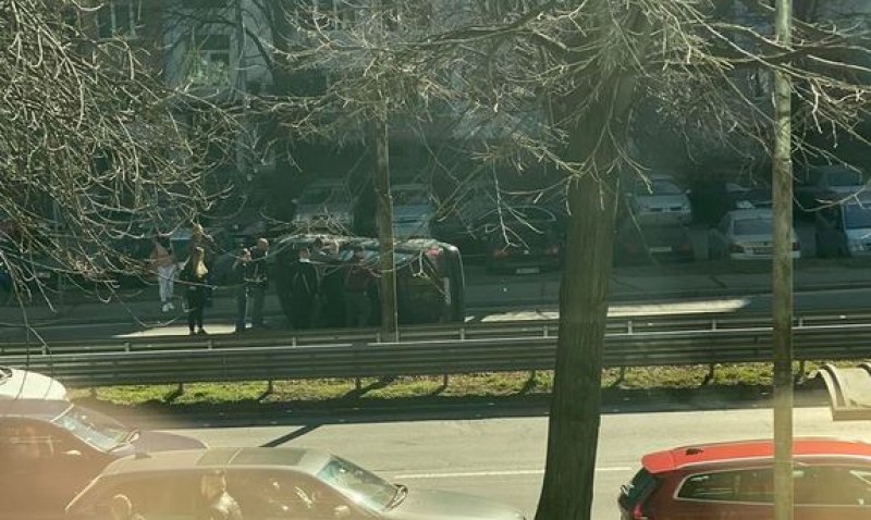 Кола се преобърна в София, образува се тапа СНИМКИ