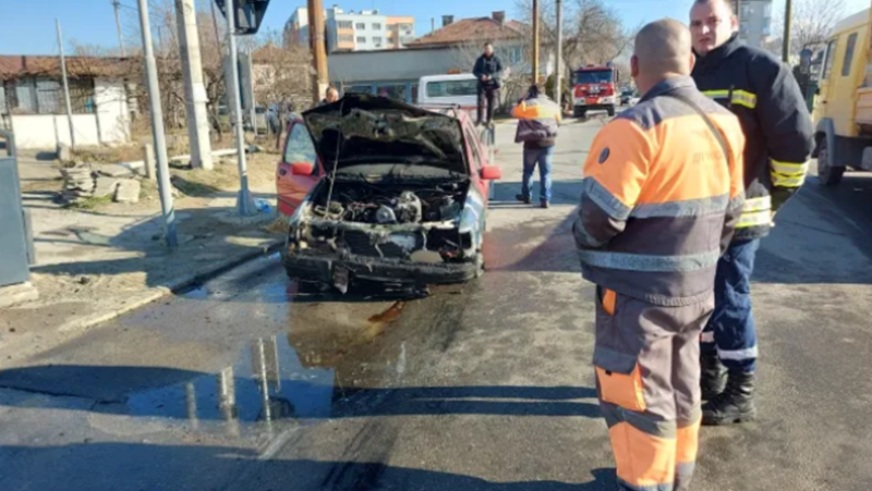 Кола се самозапали на жп прелез, шофьорът излезе навреме СНИМКИ