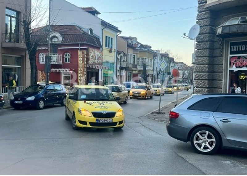Колеги на загиналия таксиджия край Враца излязоха на протест