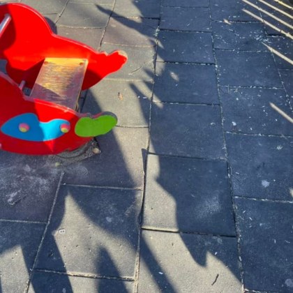 Състоянието на детска площадка притесни столичанка Жената показва и гледката