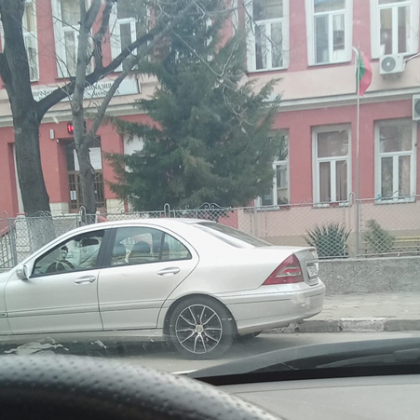 Мъж намекна във Facebook че пред училище в Асеновград се