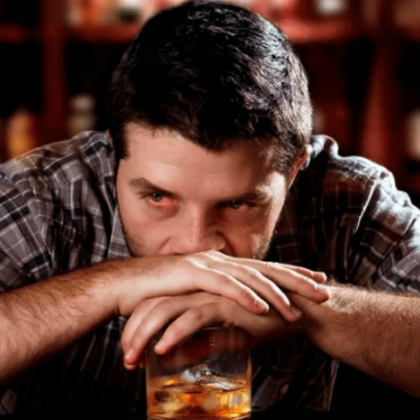 Разстройството свързано с употребата на алкохол AUD е сложно психично