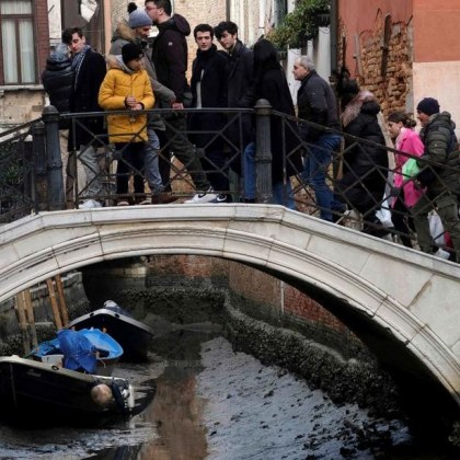 Във Венеция се наблюдава спад на нивото на каналите средно