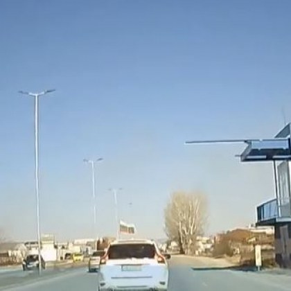 Шофьор предприе неочаквана маневра в Пловдив Точно на изхода на
