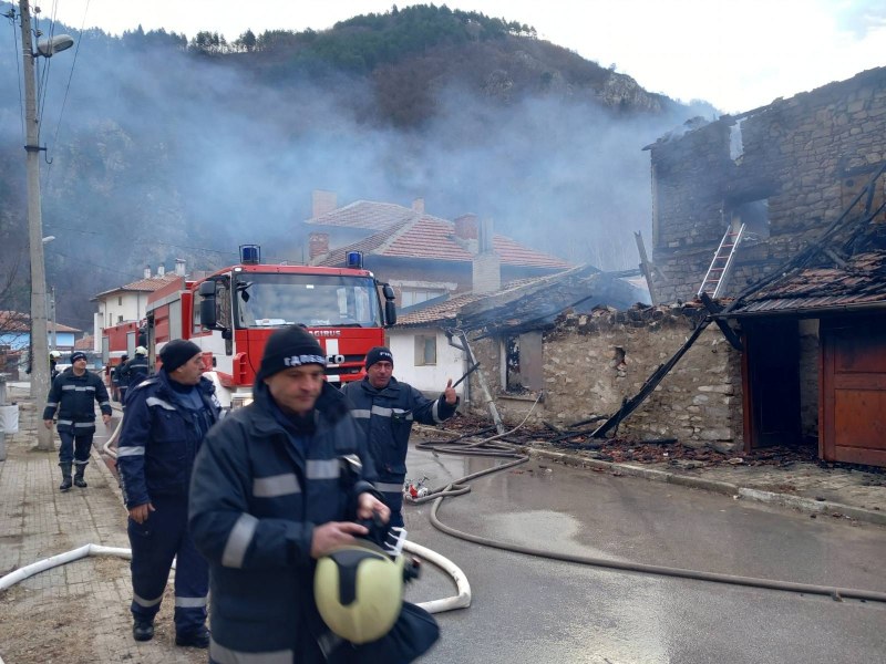 Пожар горя в Асеновградско, жена остава без подслон СНИМКИ