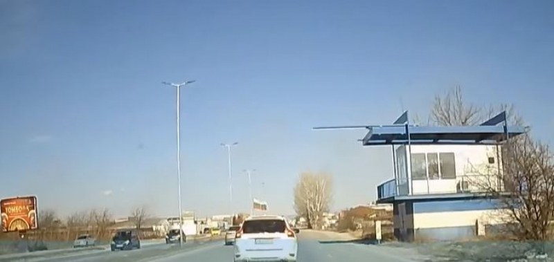 Шофьор с внезапна маневра на един от изходите на Пловдив ВИДЕО