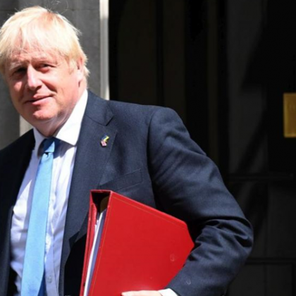 Бившият британски премиер Борис Джонсън заяви че претендира за генерален