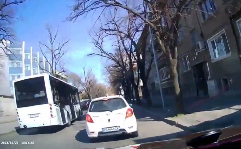 Автобус предприе безотговорно изпреварване в Пловдив ВИДЕО