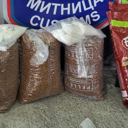 Откриха дрога, укрита в пликове с кучешка храна СНИМКИ
