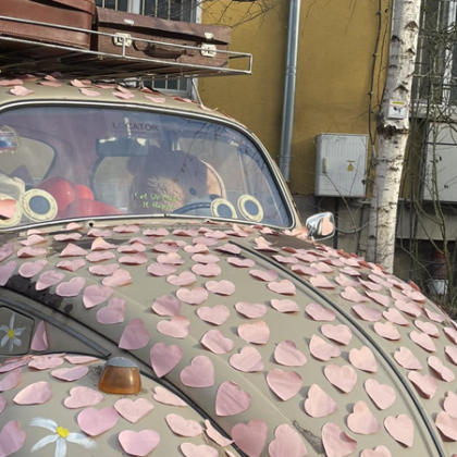 Возило осъмна облепено със сърца в София С много розови сърчица