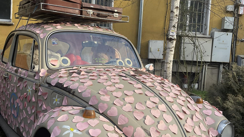 Соц автомобил осъмна облепен със сърца, на шофьорското място - мечка СНИМКИ