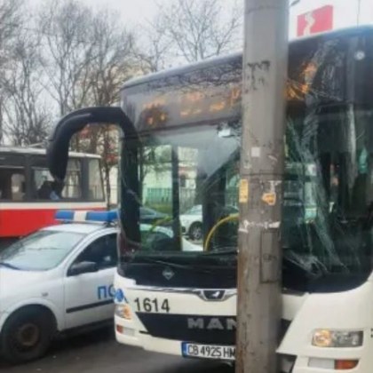 Автобус на градския транспорт в София се удари в стълб