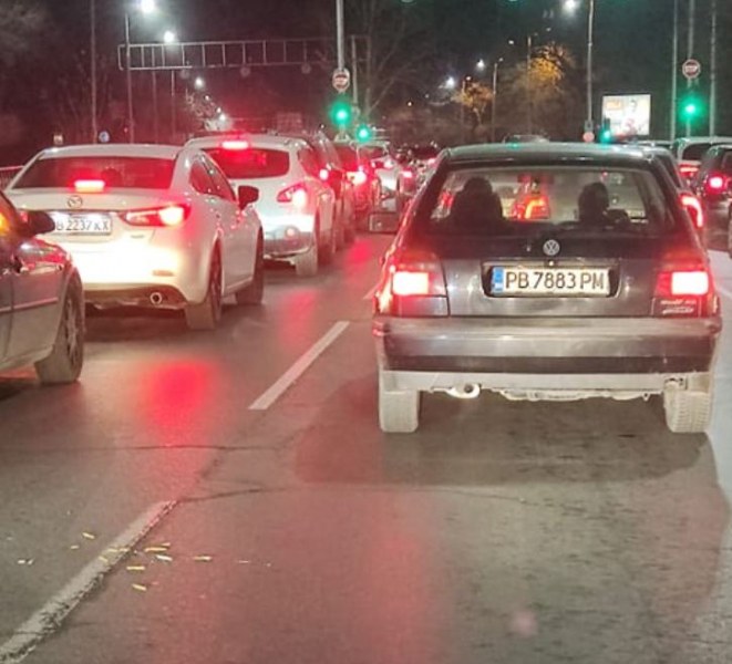 Шофьор си изхвърли фасовете на улица в Пловдив СНИМКА