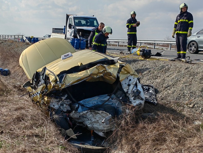 Таксиметров шофьор загина в тежка катастрофа край Поморие СНИМКИ