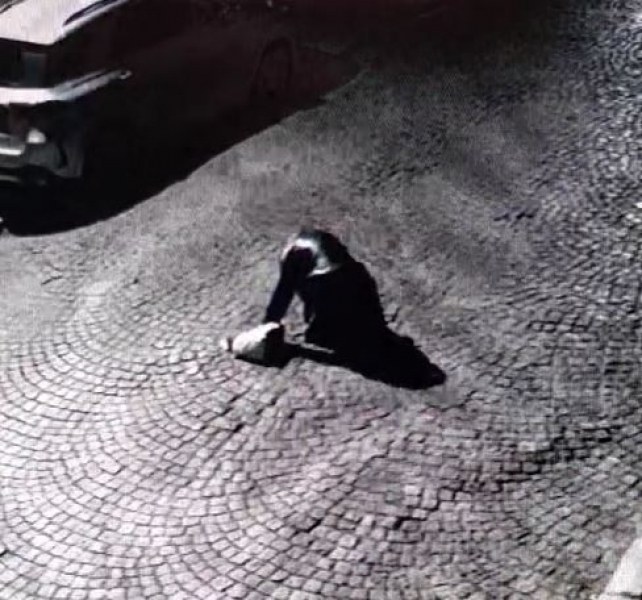 Залитащ мъж падна по средата на улица в Пловдив, колите го заобикалят ВИДЕО